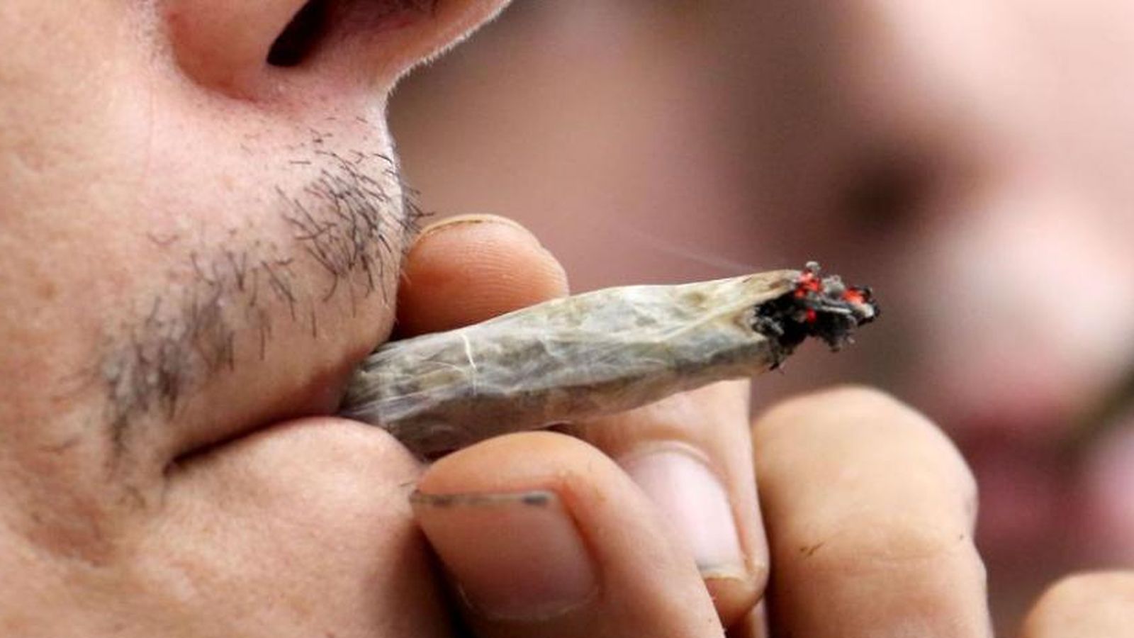 Un jove fuma un porro