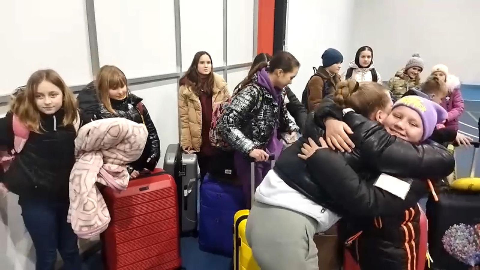 Bessos i abraçades en l'arribada dels xiquets ucraïnesos que passaran Nadal amb a la Comunitat Valenciana