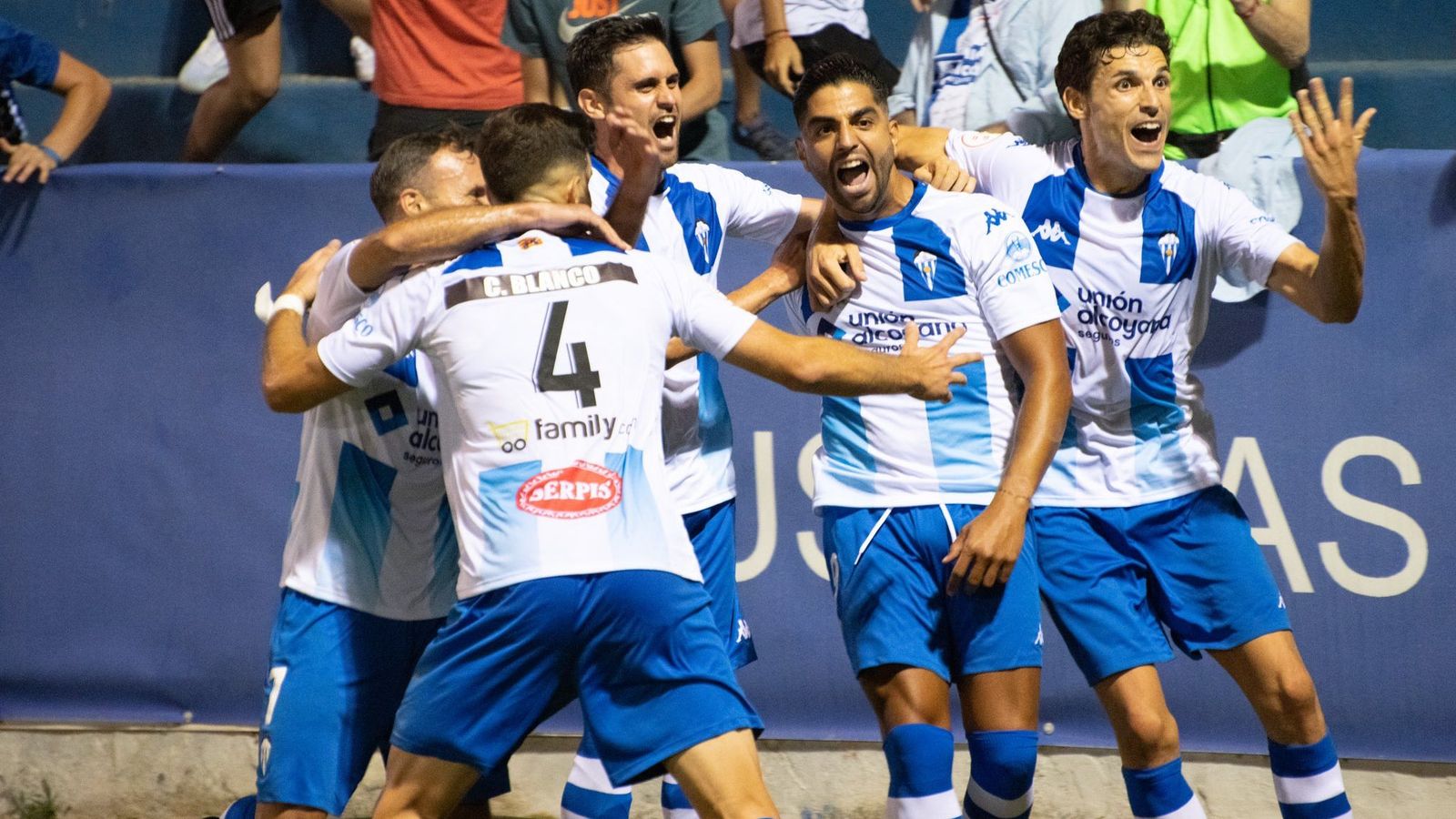 Els jugadors de l'Alcoià celebren el gol de la victòria