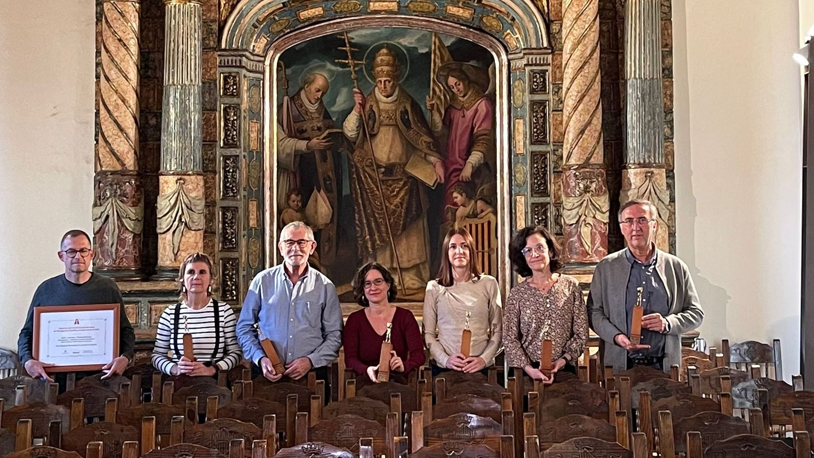 Imatge dels guanaydors i guanyadores dels Premis Literaris Ciutat d'Alzira amb els seus guardons