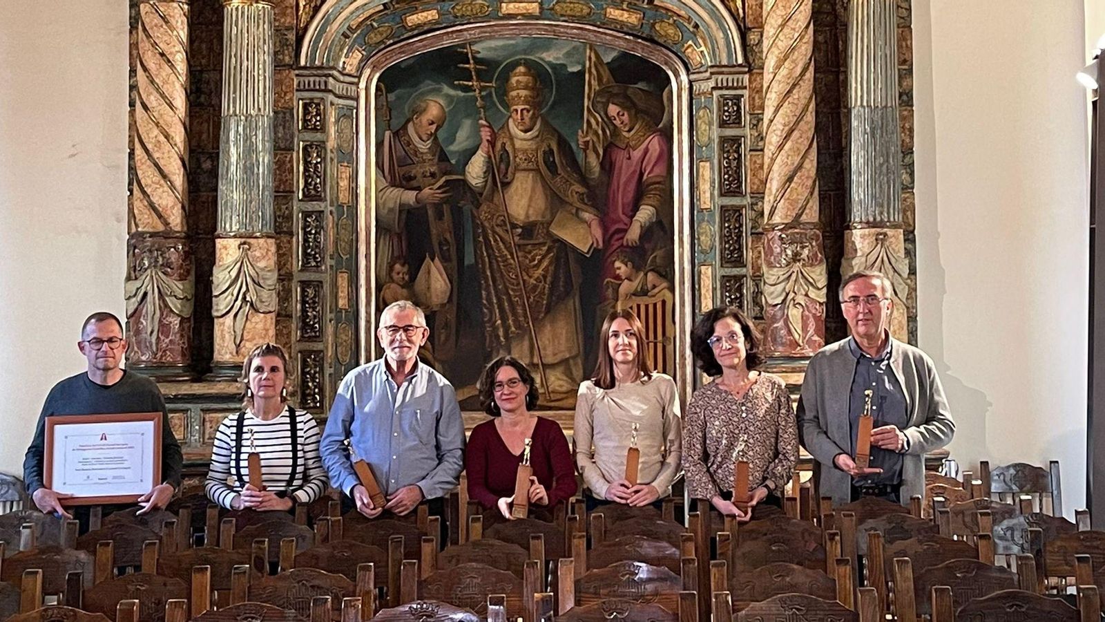 Imatge dels guanaydors i guanyadores dels Premis Literaris Ciutat d'Alzira amb els seus guardons Imatge dels guanaydors i guanyadores dels Premis Literaris Ciutat d'Alzira amb els seus guardons
