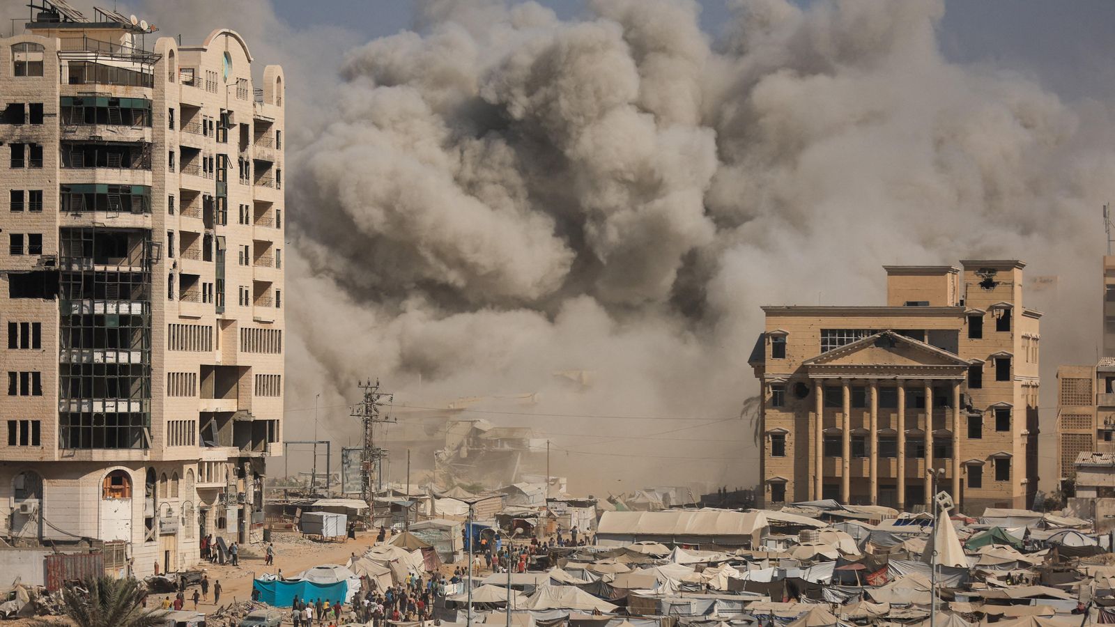 Una columna de fum s'alça després d'una explossió sobre les runes de la ciutat de Gaza