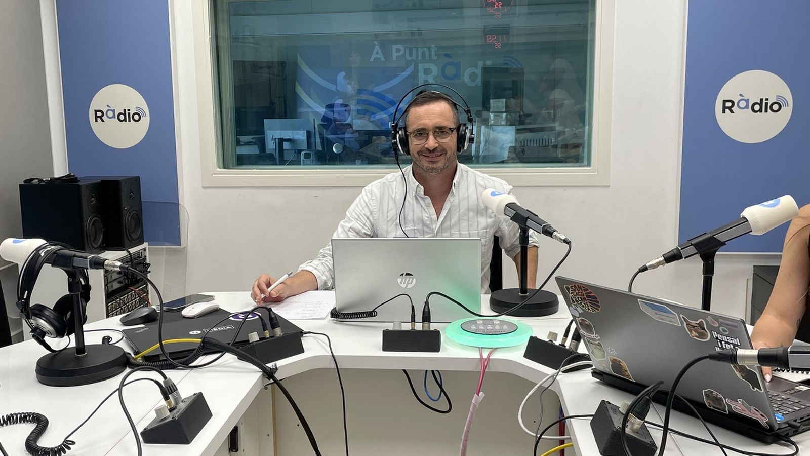 El periodista Juan Nieto presenta 'La pista' cada dimecres en À Punt Ràdio, de 12 a 13 hores
