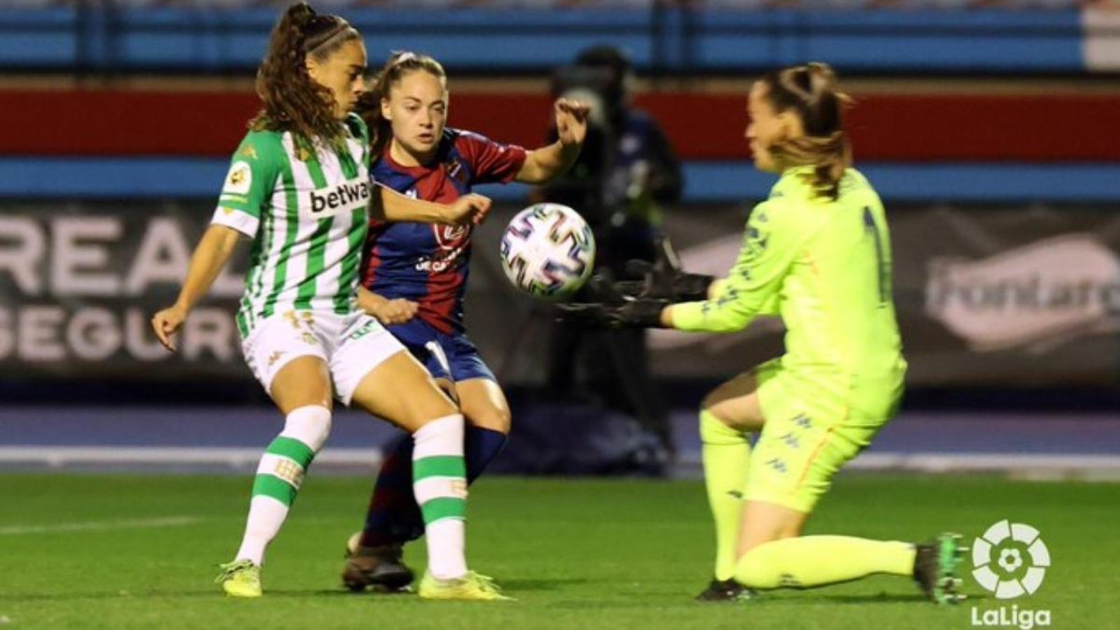 El Llevant es retroba amb la victòria i el València ix golejat pel Barcelona