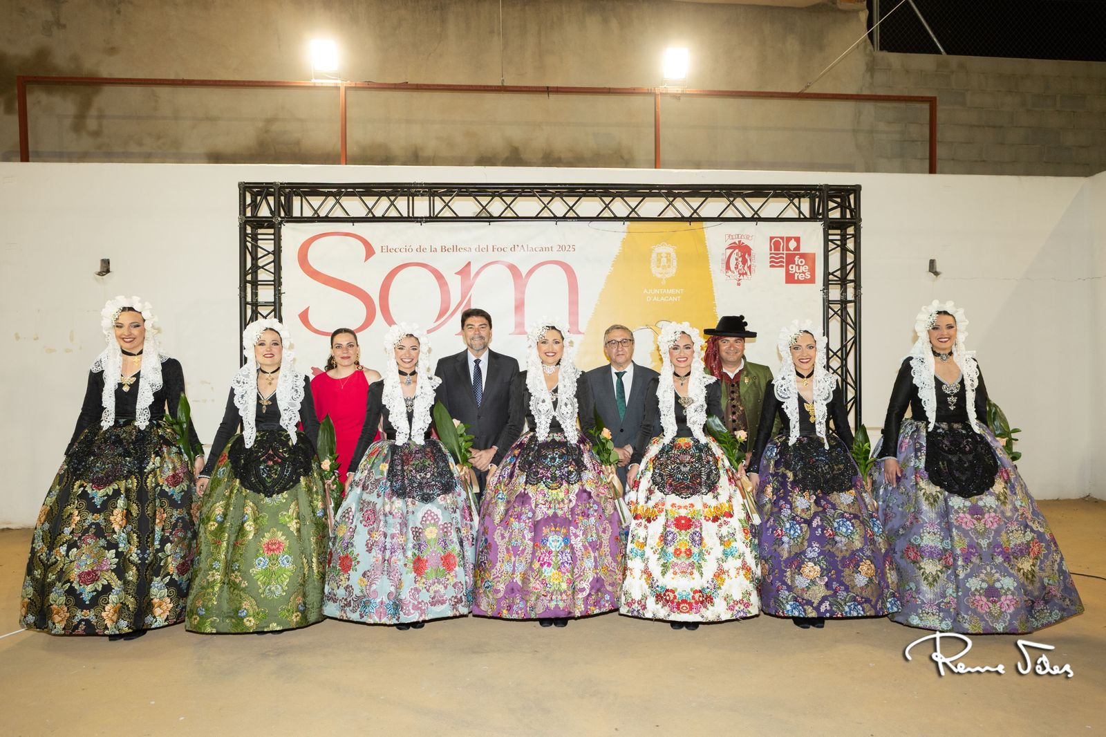 Adriana Vico amb les seues dames d'honor, acompanyades per l'alcalde d'Alacant, Luís Barcala