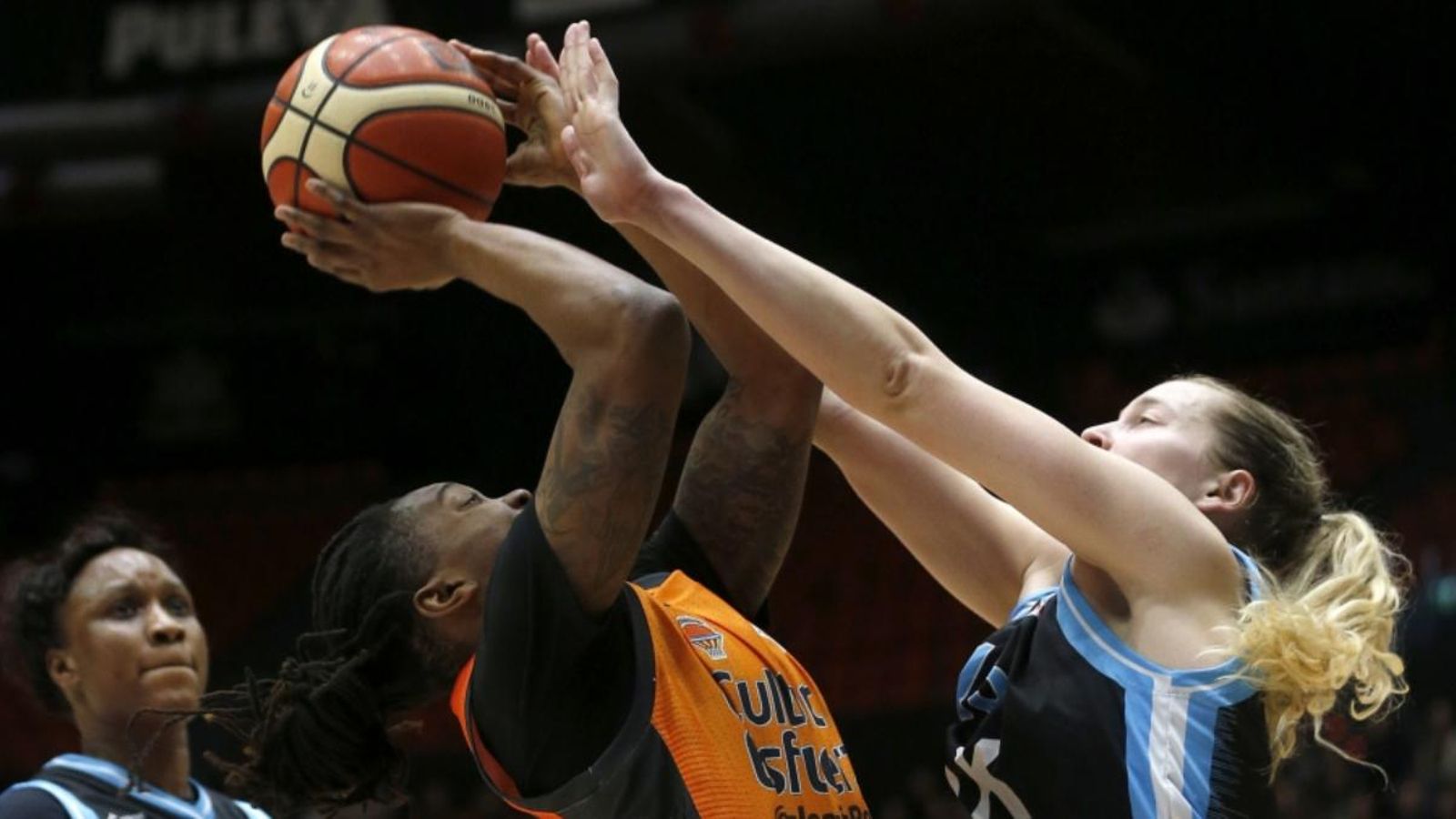 Joy Adams disputant un partit de la Lliga Dia