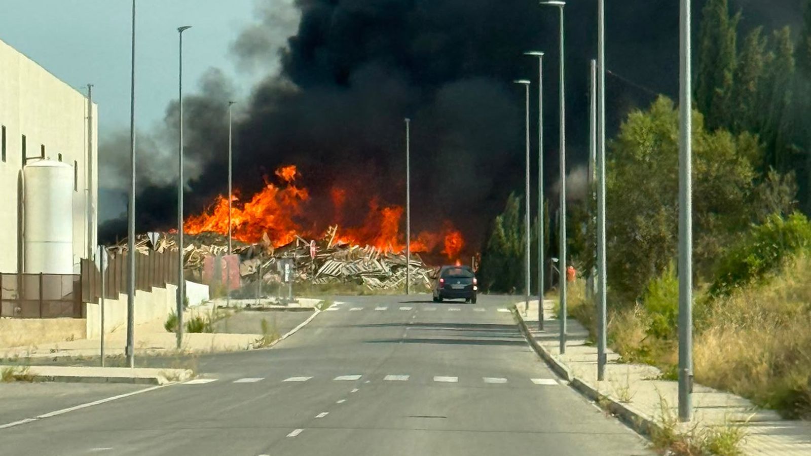 Planta industrial en flames