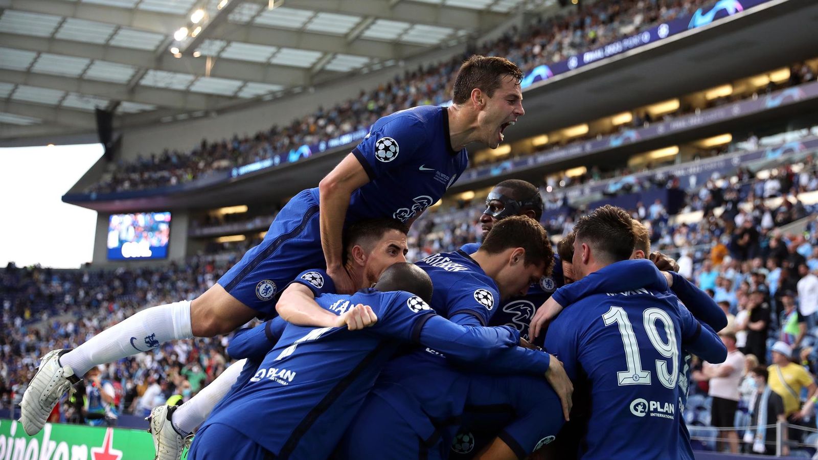 Els jugadors del Chelsea celebren el gol de Havertz