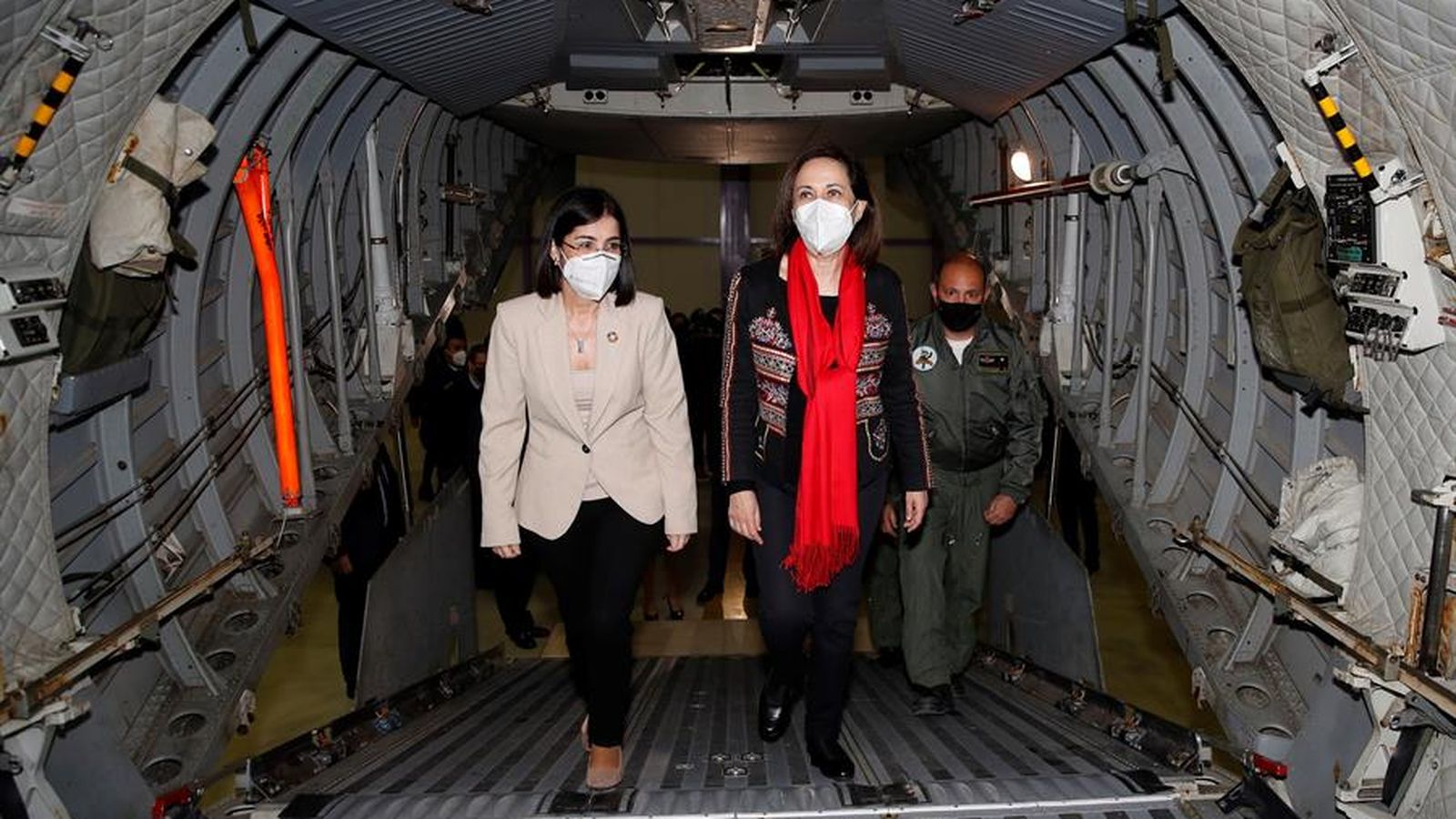 Les ministres de Sanitat, Carolina Darias, i de Defensa, Margarita Robles, aquest dijous durant la visita a la base aèria de Getafe