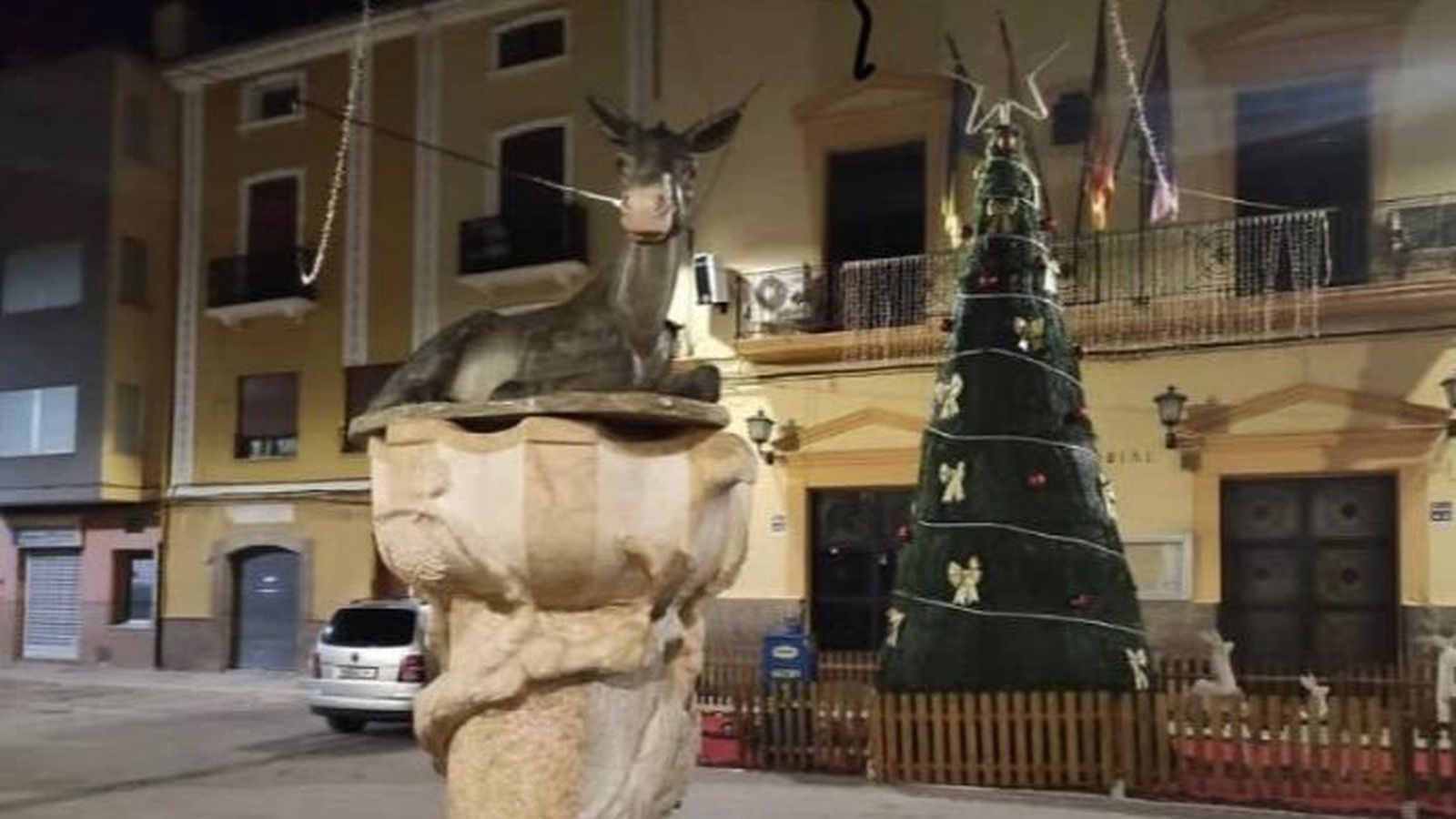 La figura de la burra del pesebre de Vallada damunt de la font de Moixent