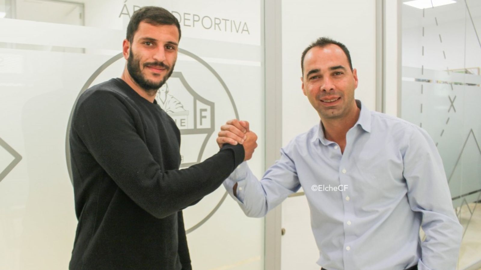 El director esportiu, Jorge Cordero, dona la benvinguda a Yacine.