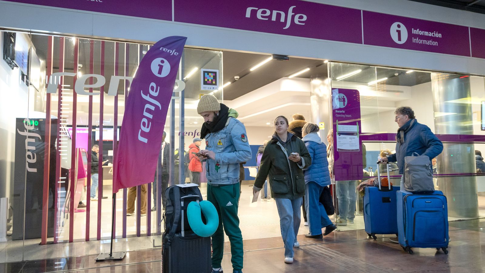 Passatgers esperen per a ser atesos en l'oficina de Renfe en l'estació de l'AVE de Màlaga este dilluns després de l'accident ferroviari d'Adamuz