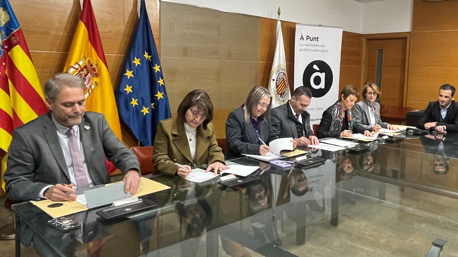 Mar Iglesias i Alfred Costa, junt a les rectores i rectors de les universitats públiques valencianes