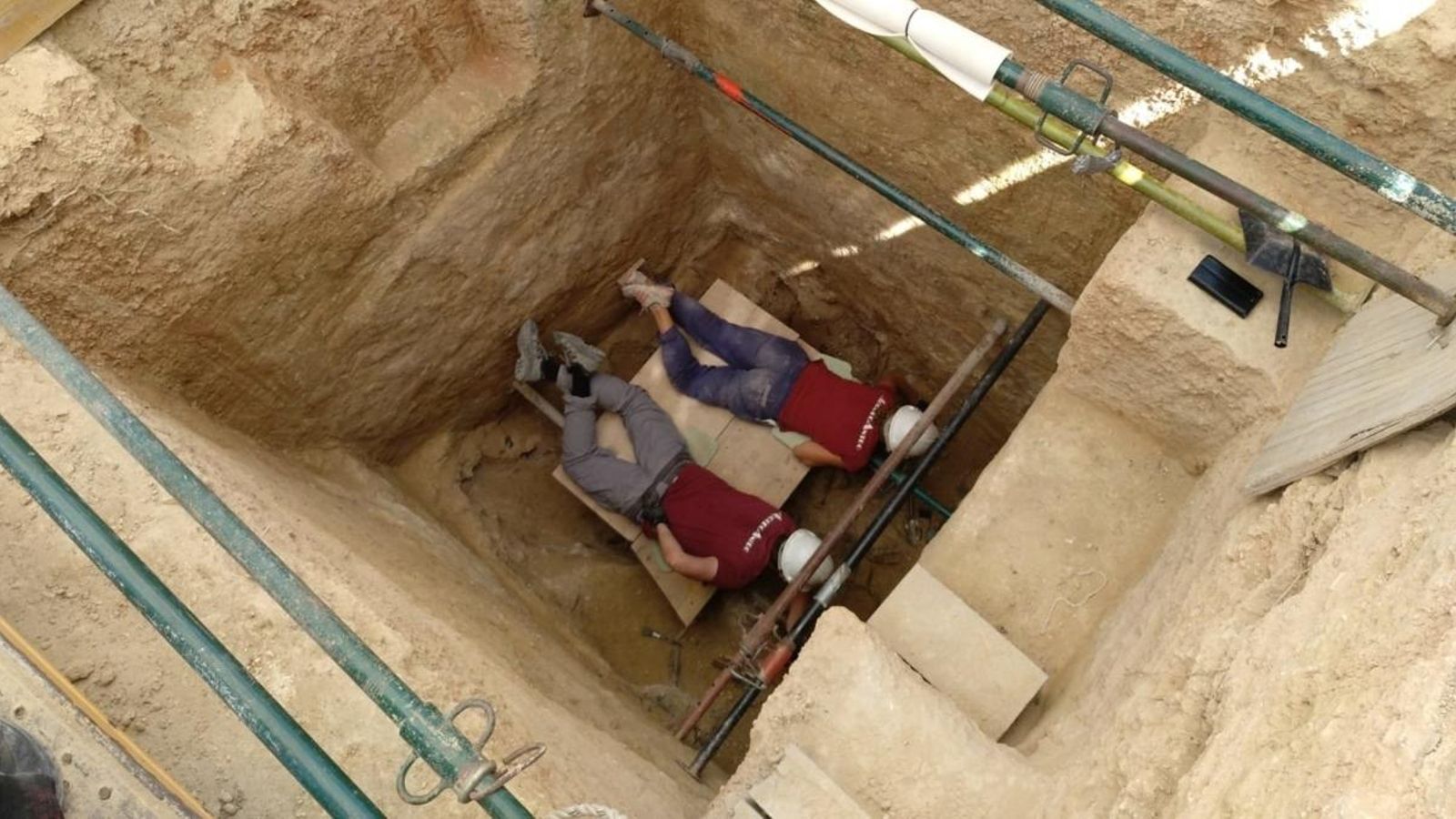 L’equip d’ArqueoAntro durant els treballs de la fossa 128 de Paterna