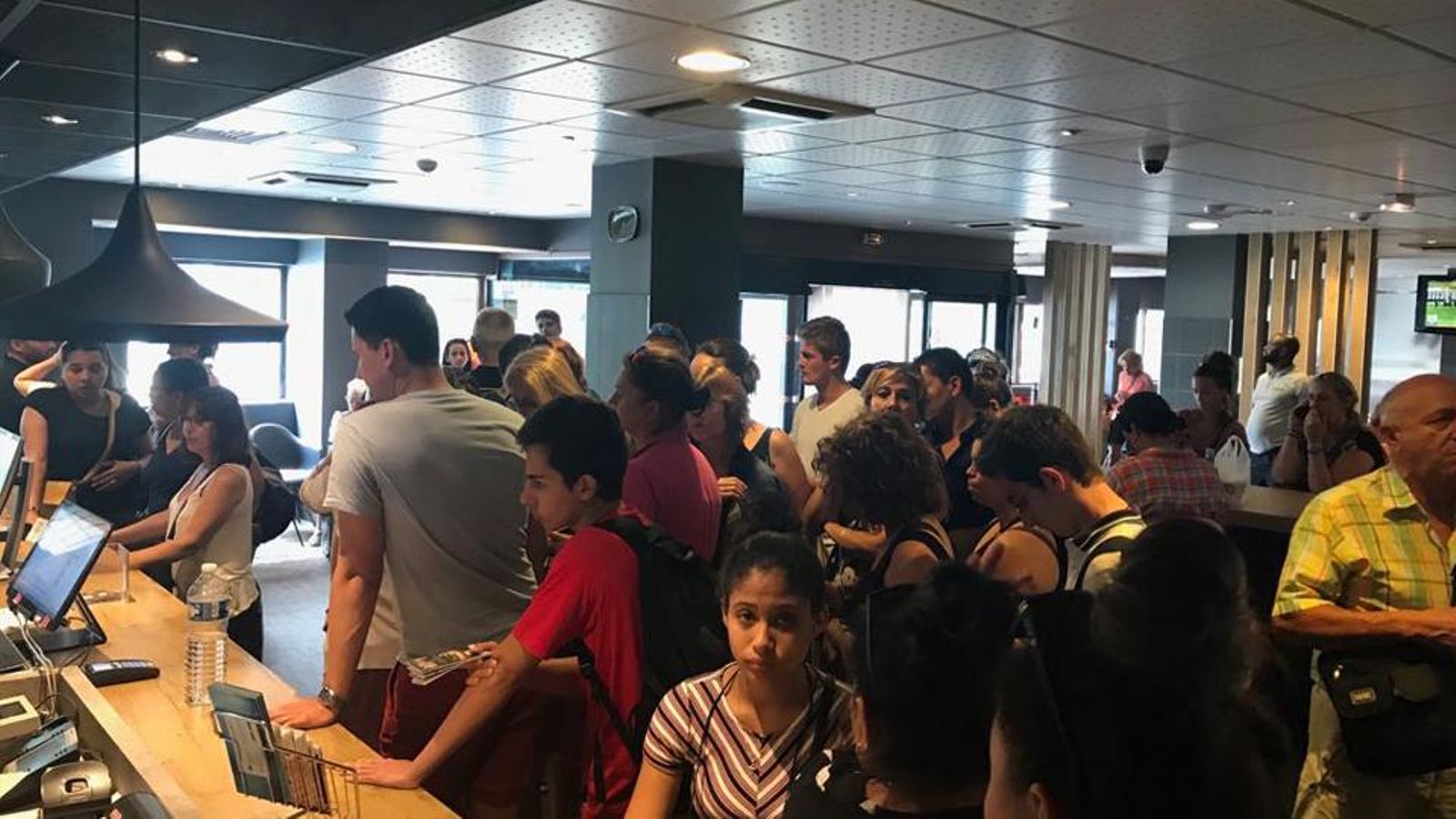 El passatgers afectats en arribar a un dels hotels on han sigut allotjats El passatgers afectats en arribar a un dels hotels on han sigut allotjats