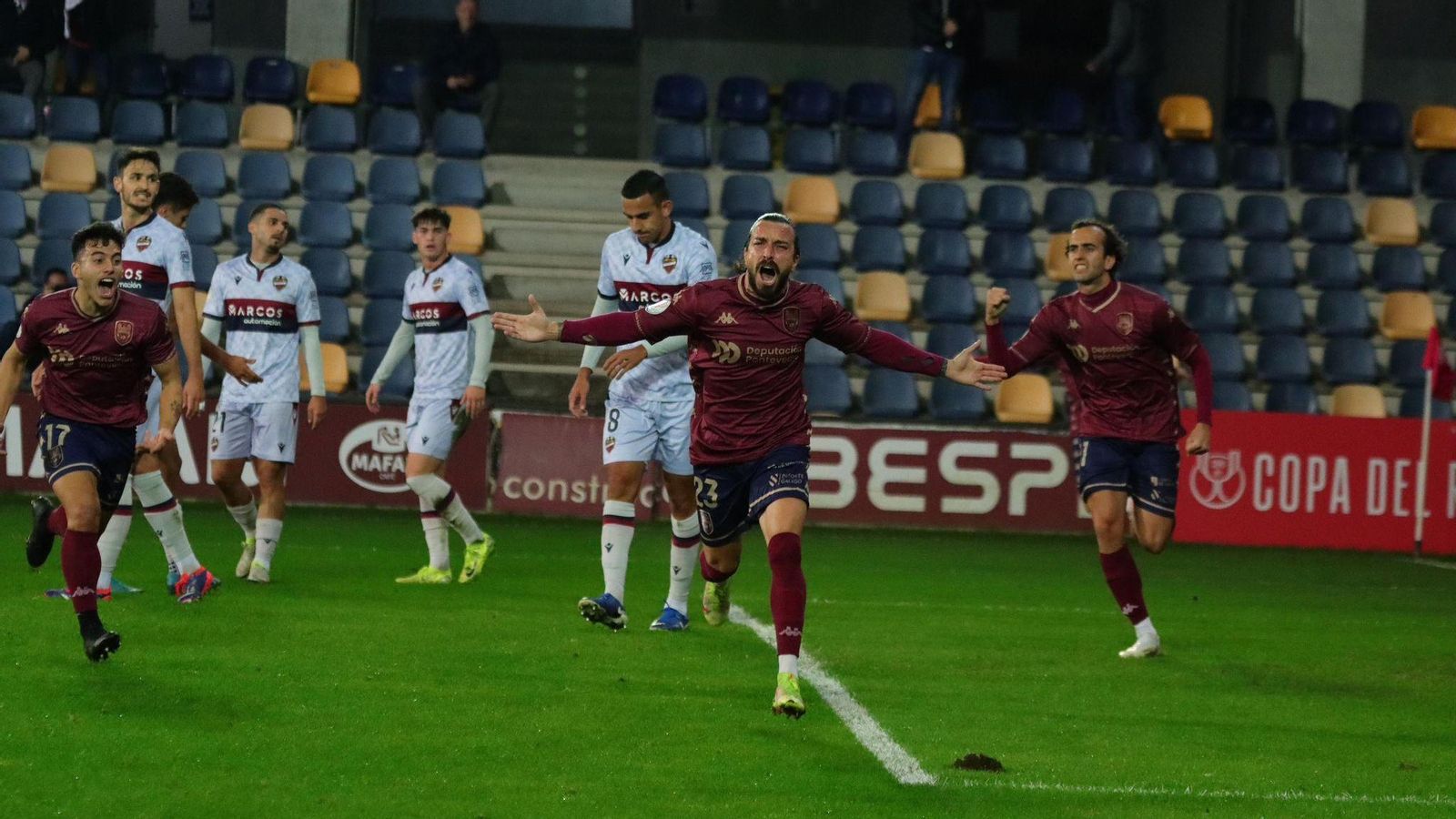 Héctor Hernández celebra el primer gol del Pontevedra