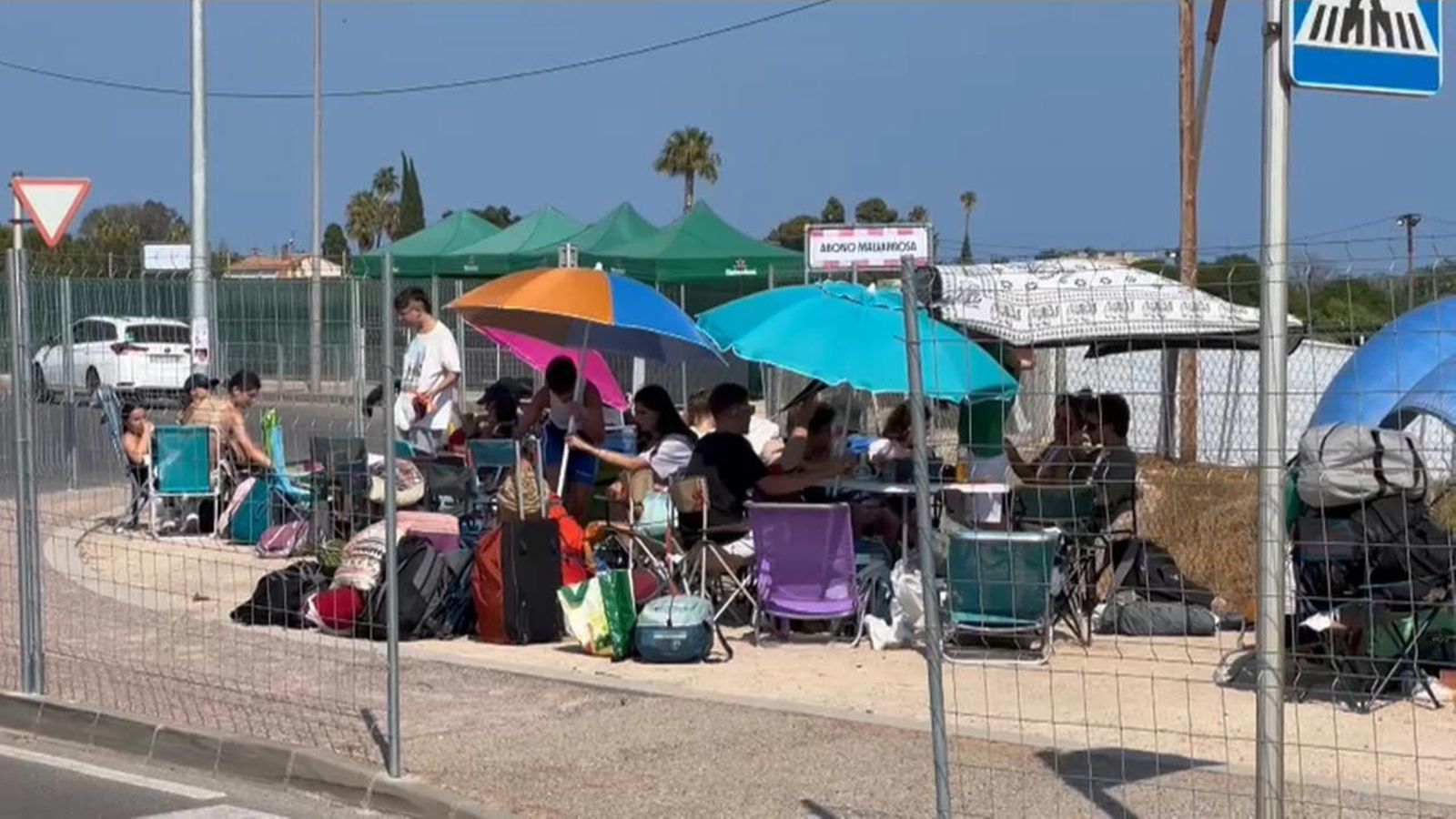 El públic de l'Arenal Sound fa cua sota el sol per a accedir al càmping de l'Arenal Sound