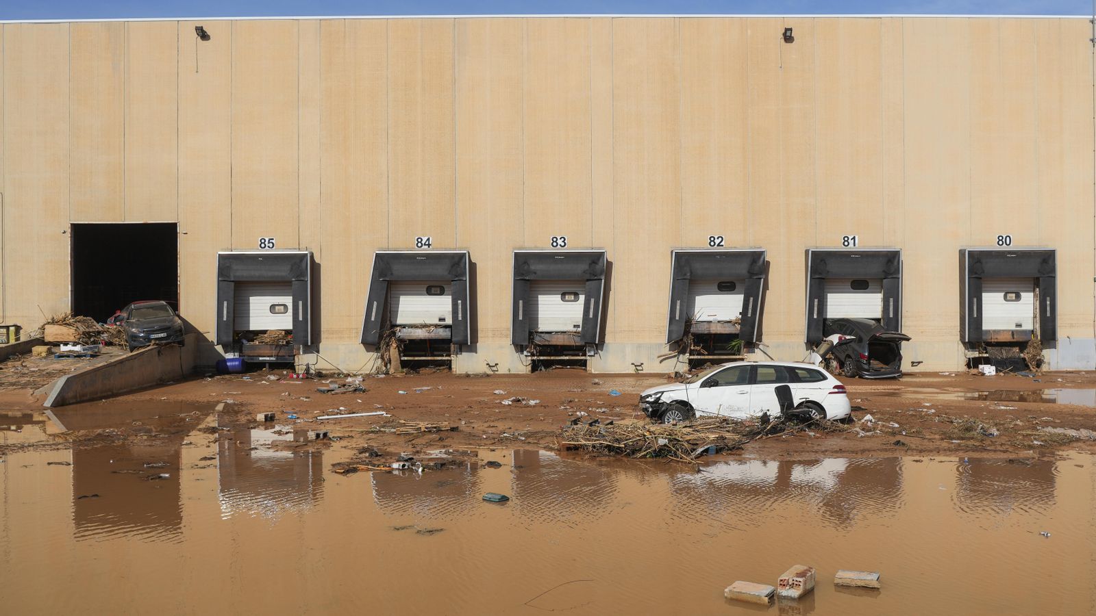 En imatge, una de les empreses afectades al polígon de Riba-roja de Túria dies després de la dana