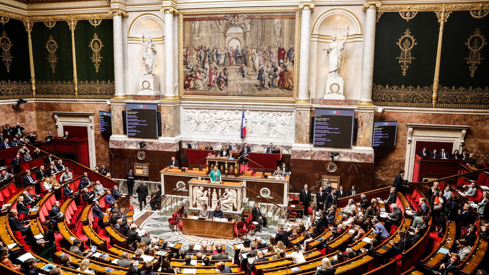 El parlament francés s'enfronta a dues mocions de censura El parlament francés s'enfronta a dues mocions de censura
