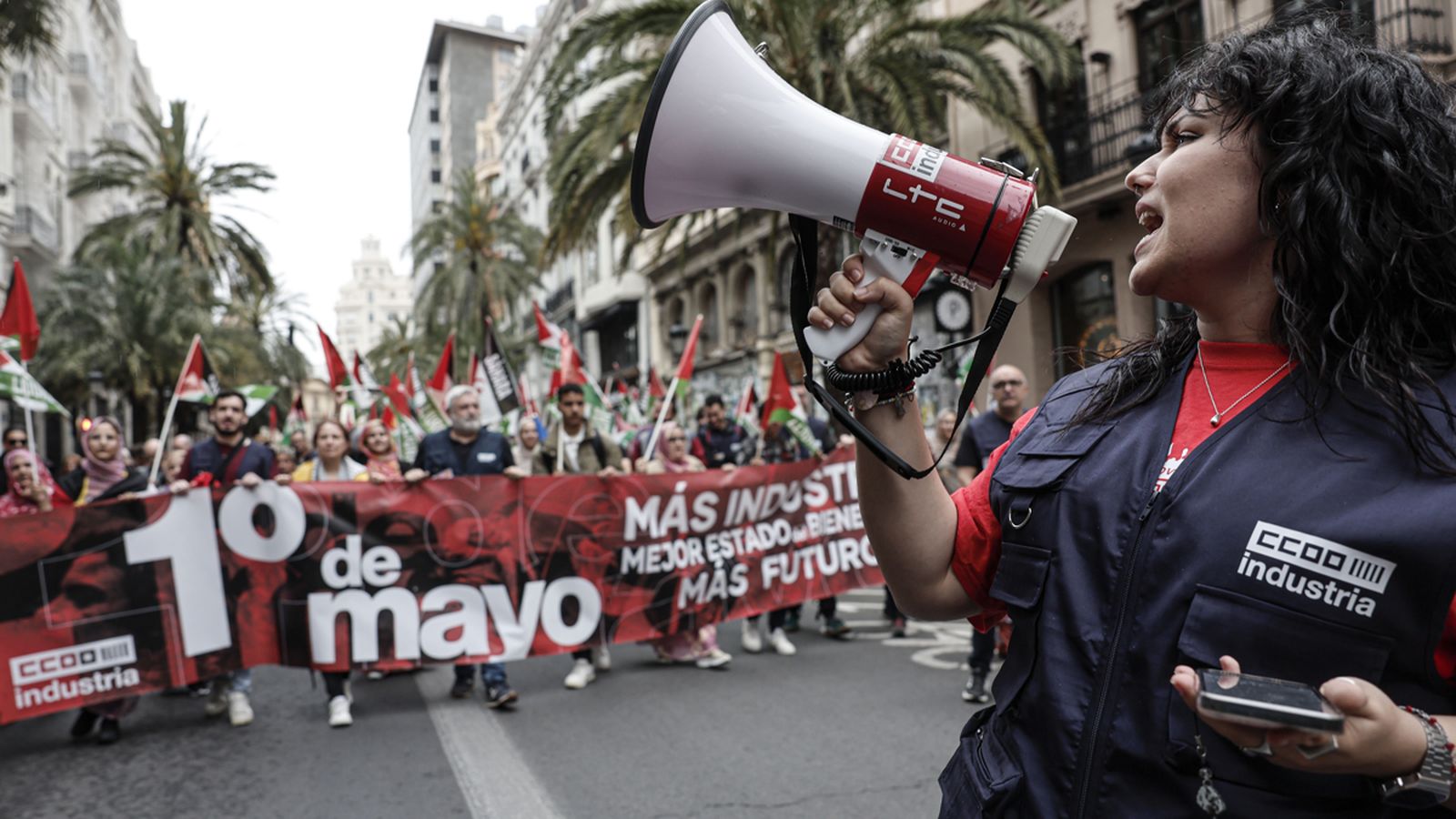 Una treballadora protesta en la manifestació de València pel Primer de Maig