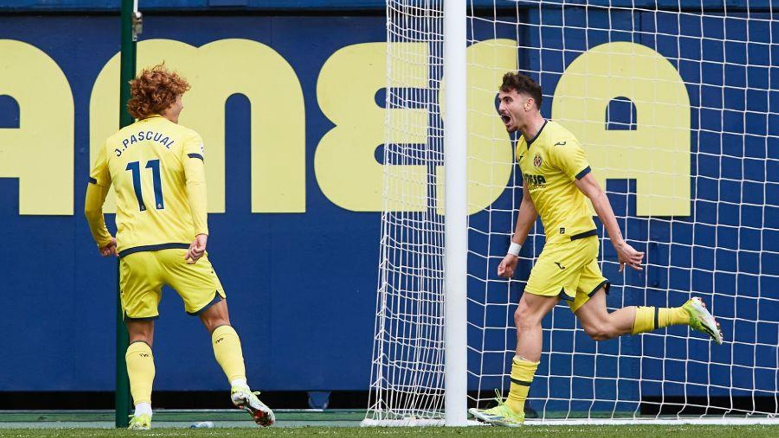 Álex Forés celebra l'únic gol del partit