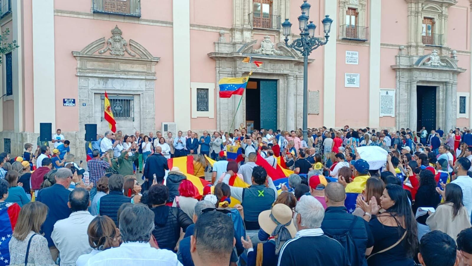 Manifestació "per la llibertat de Veneçuela" a la plaça de la Mare de Déu de València
