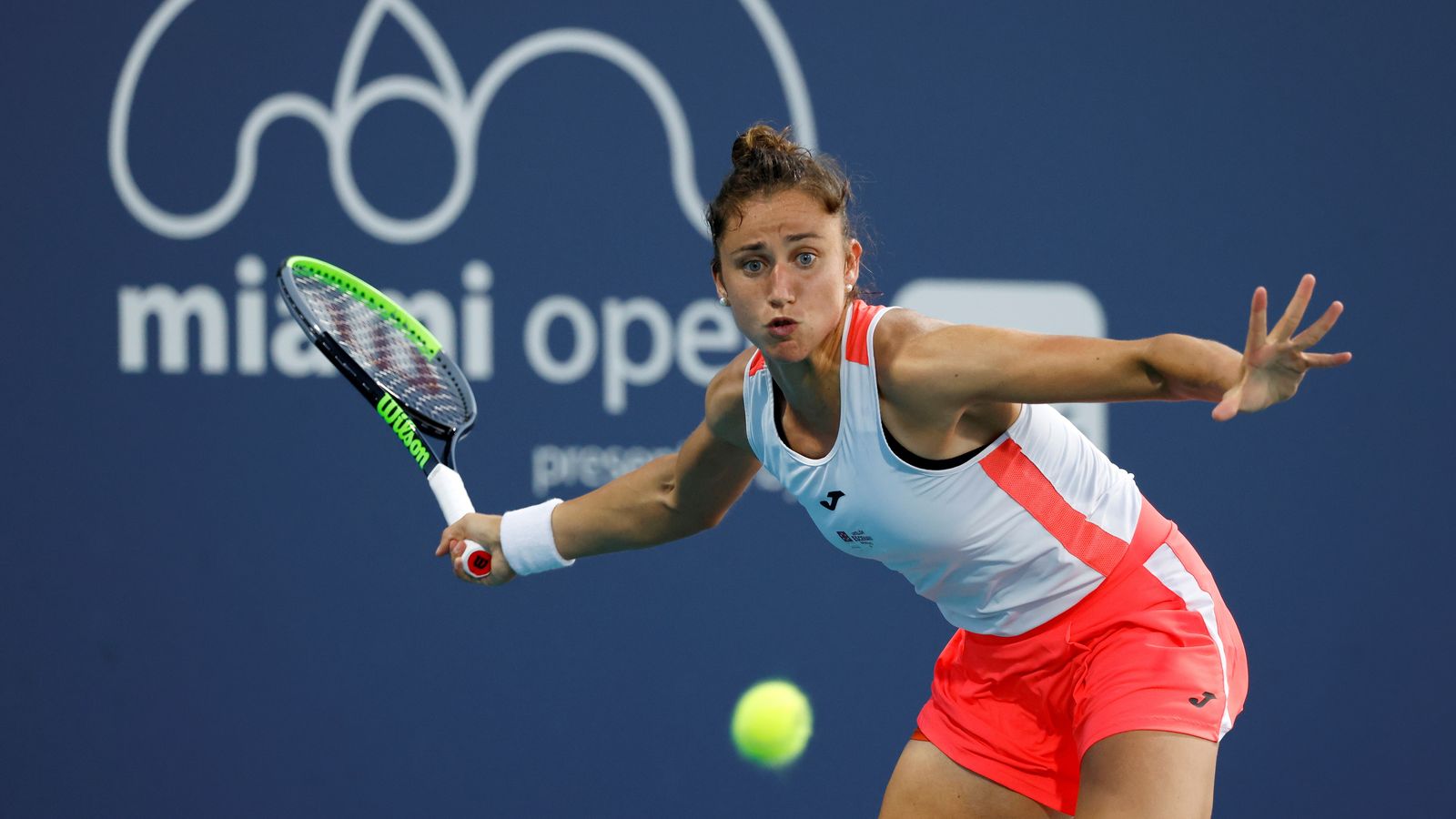 Sara Sorribes, durant un punt del partit contra Jennifer Brady