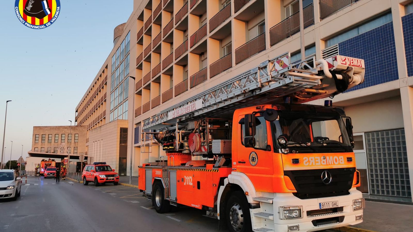 Efectius del Consorci de Bombers de València durant les tasques d'extinció de l'incendi a l'Hospital de la Ribera