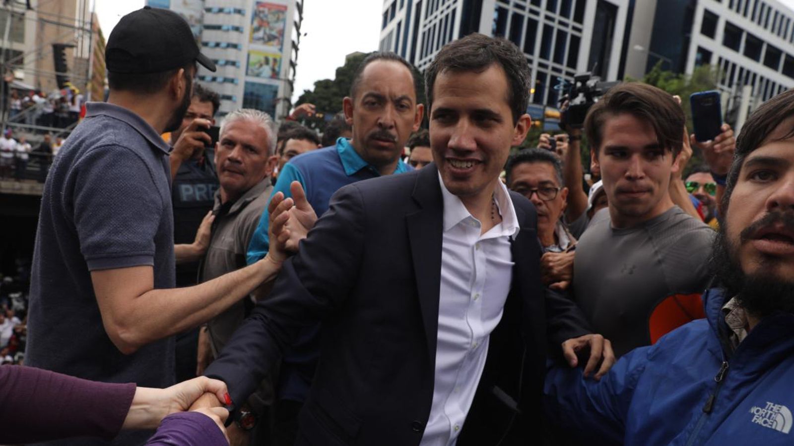 Guaidó saluda a ciutadans després d'autoproclamar-se president de Veneçuela. Miguel Gutiérrez (Efe)