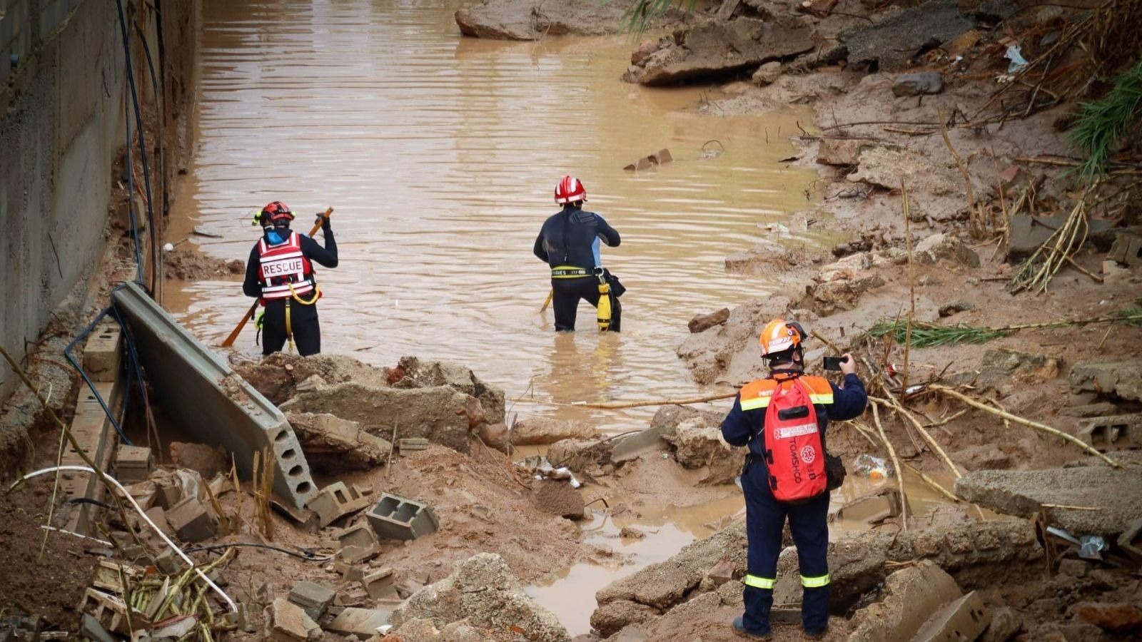Efectius de rescat busquen, pam a pam, possibles víctimes en Torrent