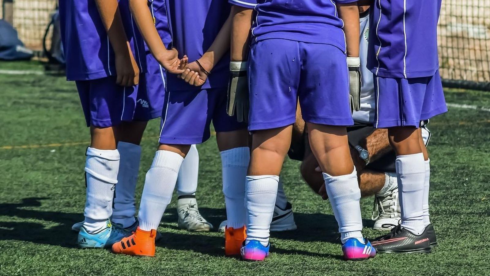 Un equip de futbol infantil en una imatge d'arxiu