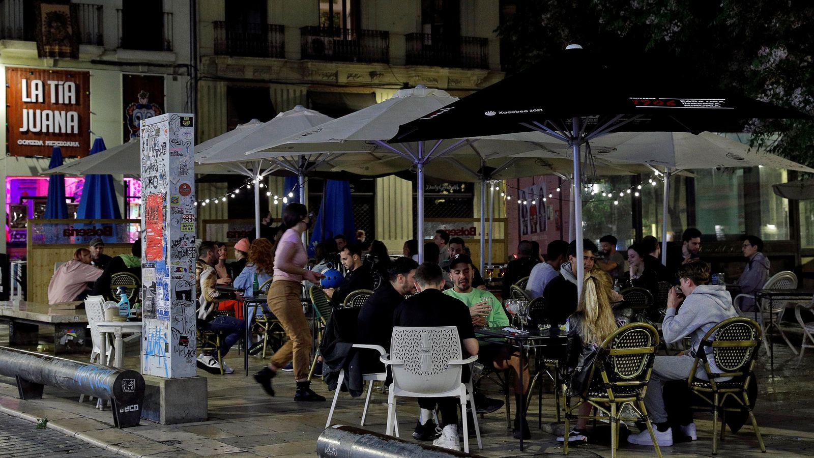 Terrassa de la plaça del Tossal en el barri del Carmen de València, en la primera nit d'ampliació de l'horari de tancament de l'hostaleria a les 23.30 hores