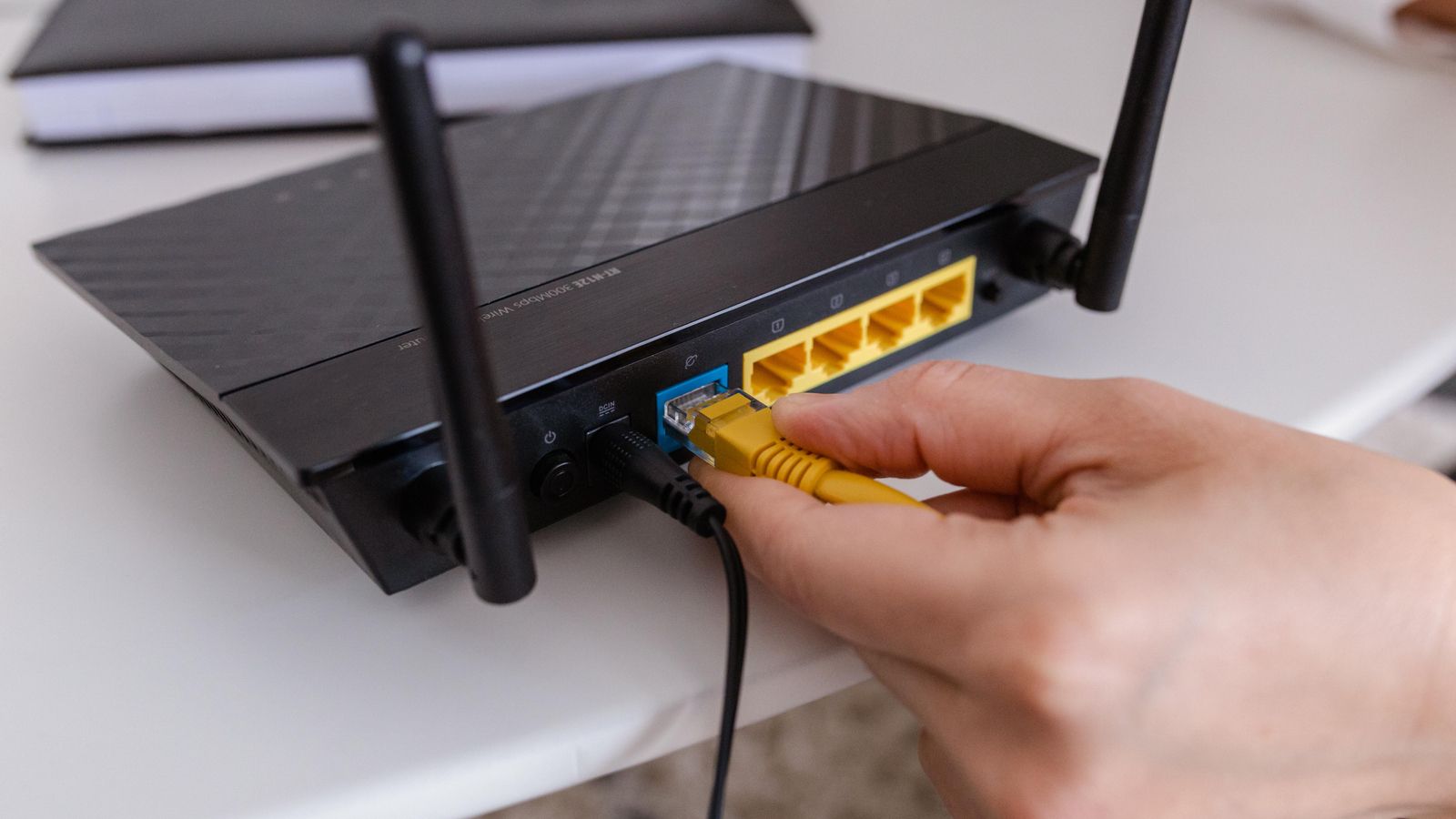 Mans connecten cable al rúter