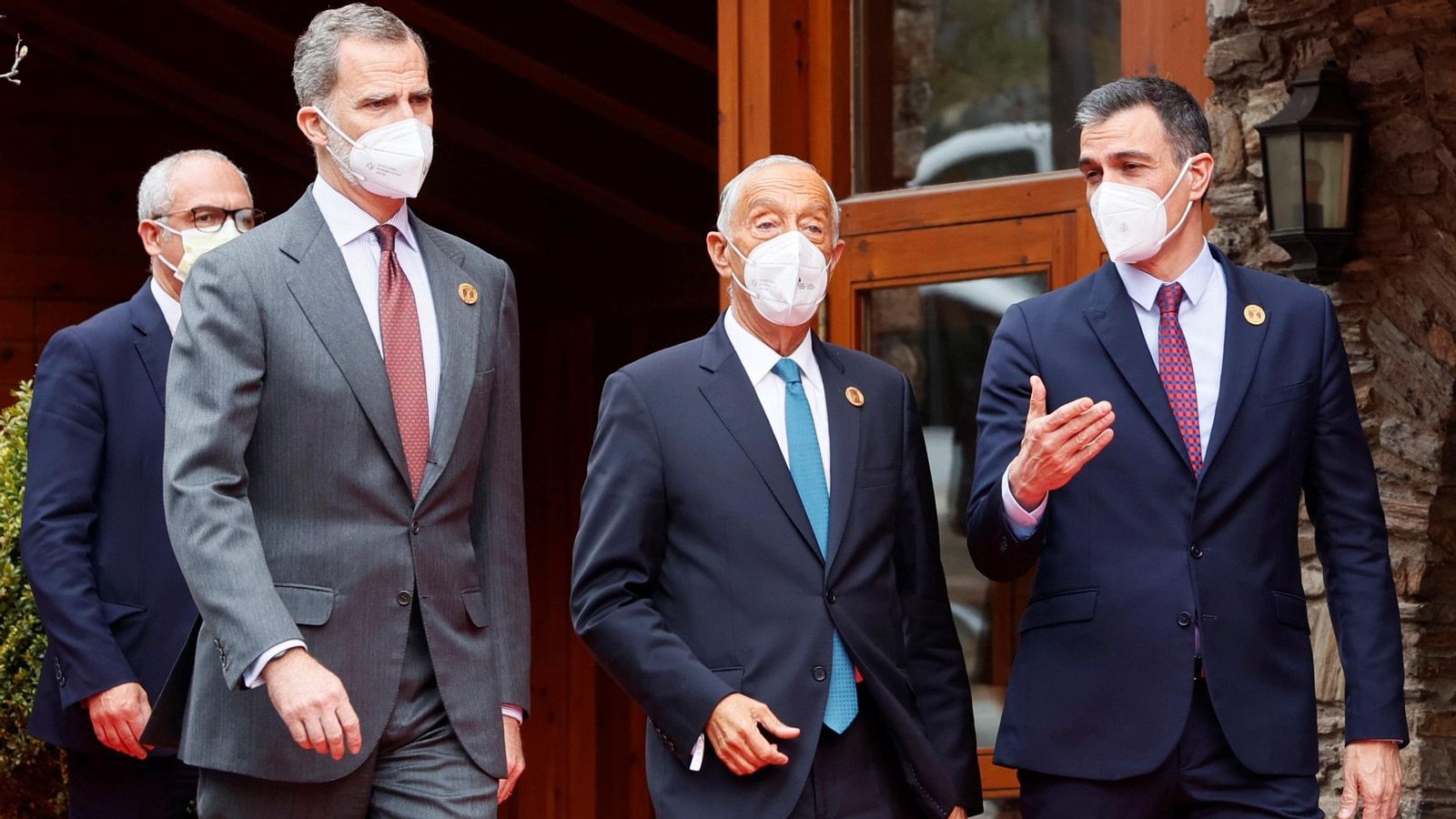 Pedro Sánchez, a l'esquerra, junt al president de Portugal i al rei d'Espanya, en un dels descans de la cimera semipresencial que se celebra a Soldeu, Andorra