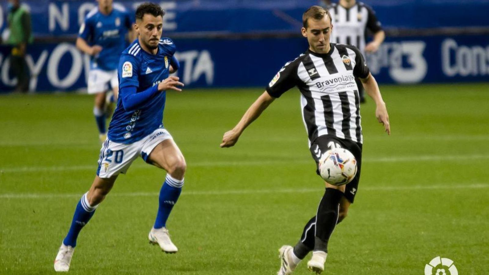 Rubén Díez lluita per una pilota en el partit contyra l'Oviedo
