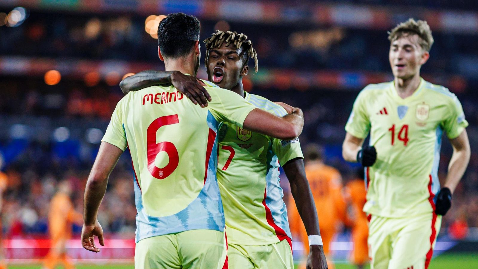 Mikel Merino i Nico Williams celebren el gol de l'empat