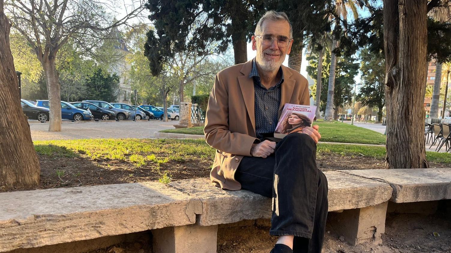 Juan José Gómez Cadenas, al passeig de l'Albereda de València, durant l'entrevista Juan José Gómez Cadenas