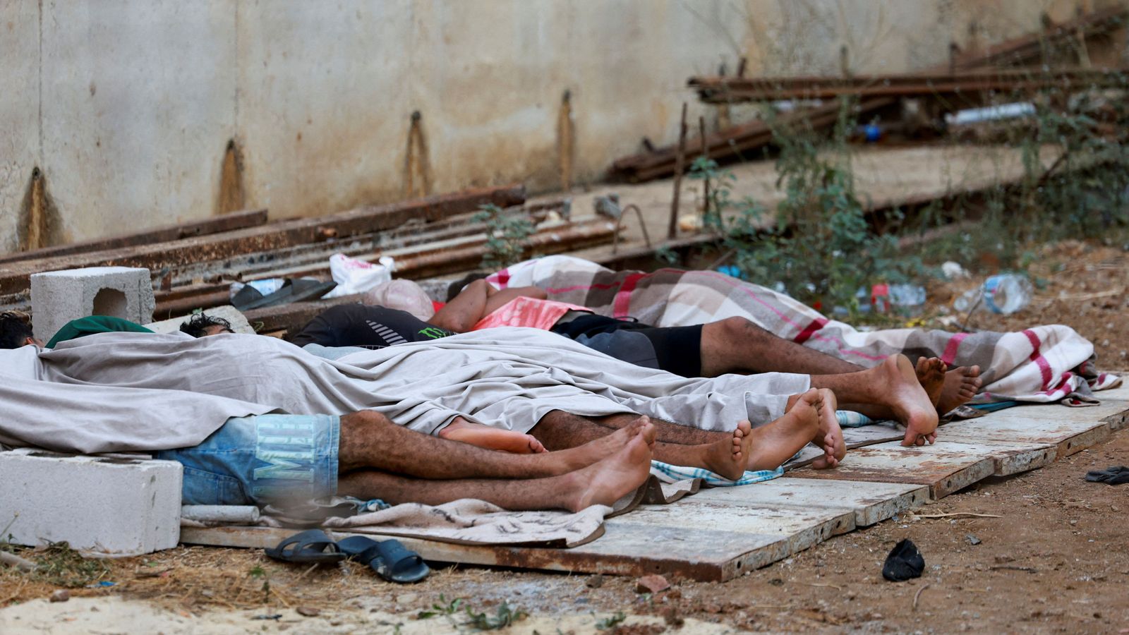 Persones migrants dormint a l'aire lliure a Ceuta