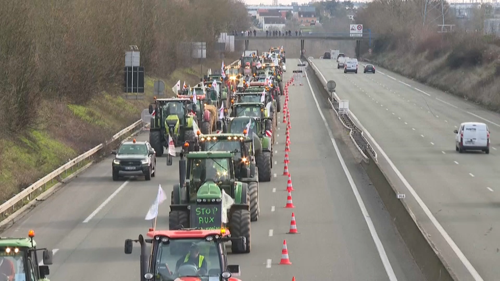Els tractors francesos tracten de col·lapsar les carreteres als voltants de París