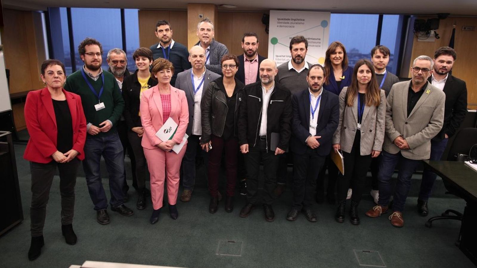 Participants en la reunió sobre igualtat lingüística en el congrés