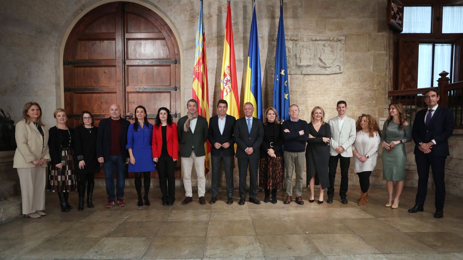Foto de família de la nova Mesa de Diàleg Social