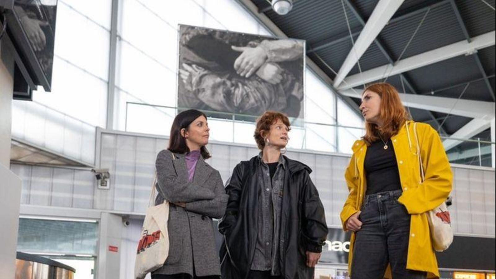 Estacions de tren s'omplin d’amor amb obres de Paula Bonet, Marta Negre, Anaïs Florin i Juan Díaz-Faes