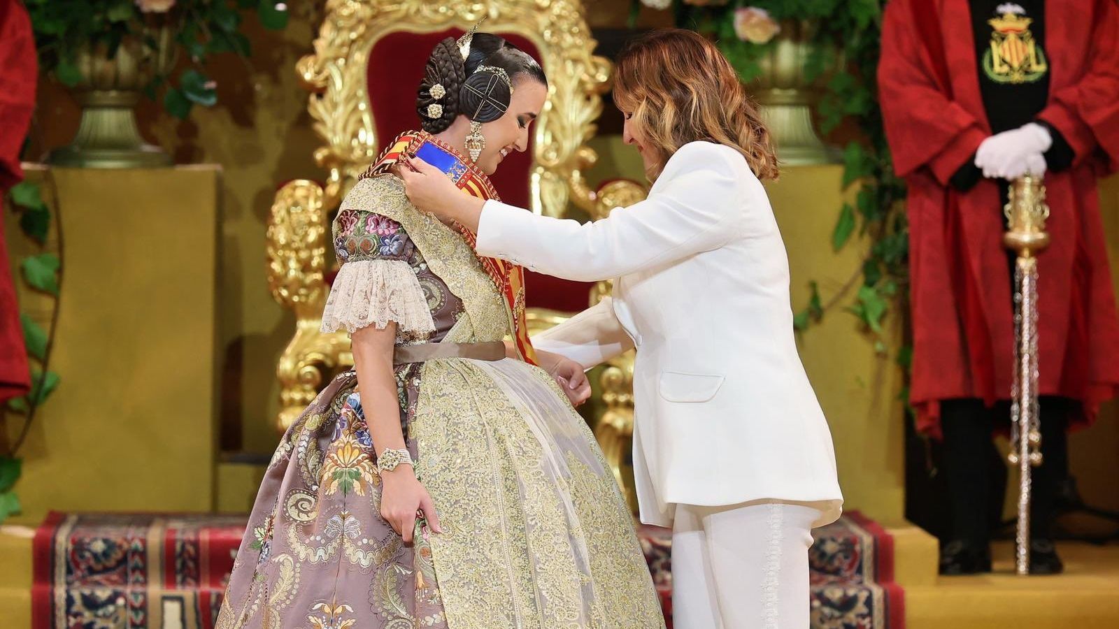 Imposició de la banda a Carmen Prades per part de l'alcaldessa de València María José Catalá
