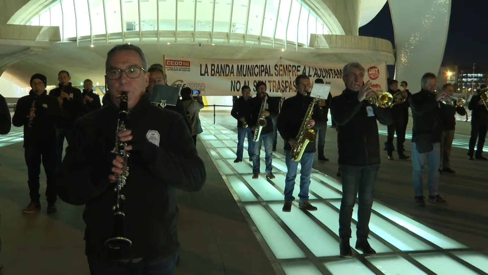 Membres de la Banda Municipal de València manifestant-se davant del Palau de Les Arts