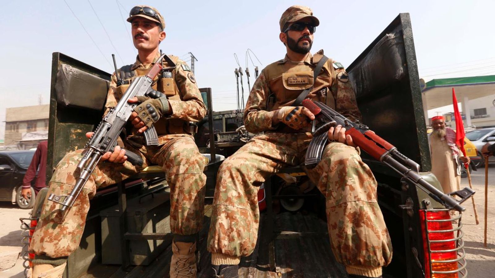 Diversos policies vigilen la celebració d'eleccions generals en Peshawar, Pakistan Diversos policies vigilen la celebració d'eleccions generals en Peshawar, Pakistan