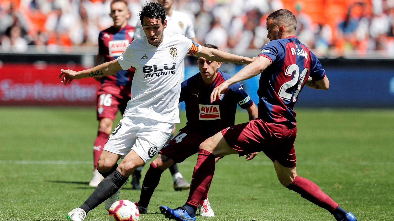 El davanter Daniel Parejo lluita pel control del baló davant el jugador de l'Eibar | Kai Försterling (Efe)