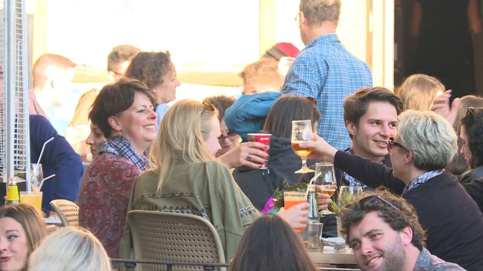 La terrassa d'un restaurant plena a vessar durant Falles