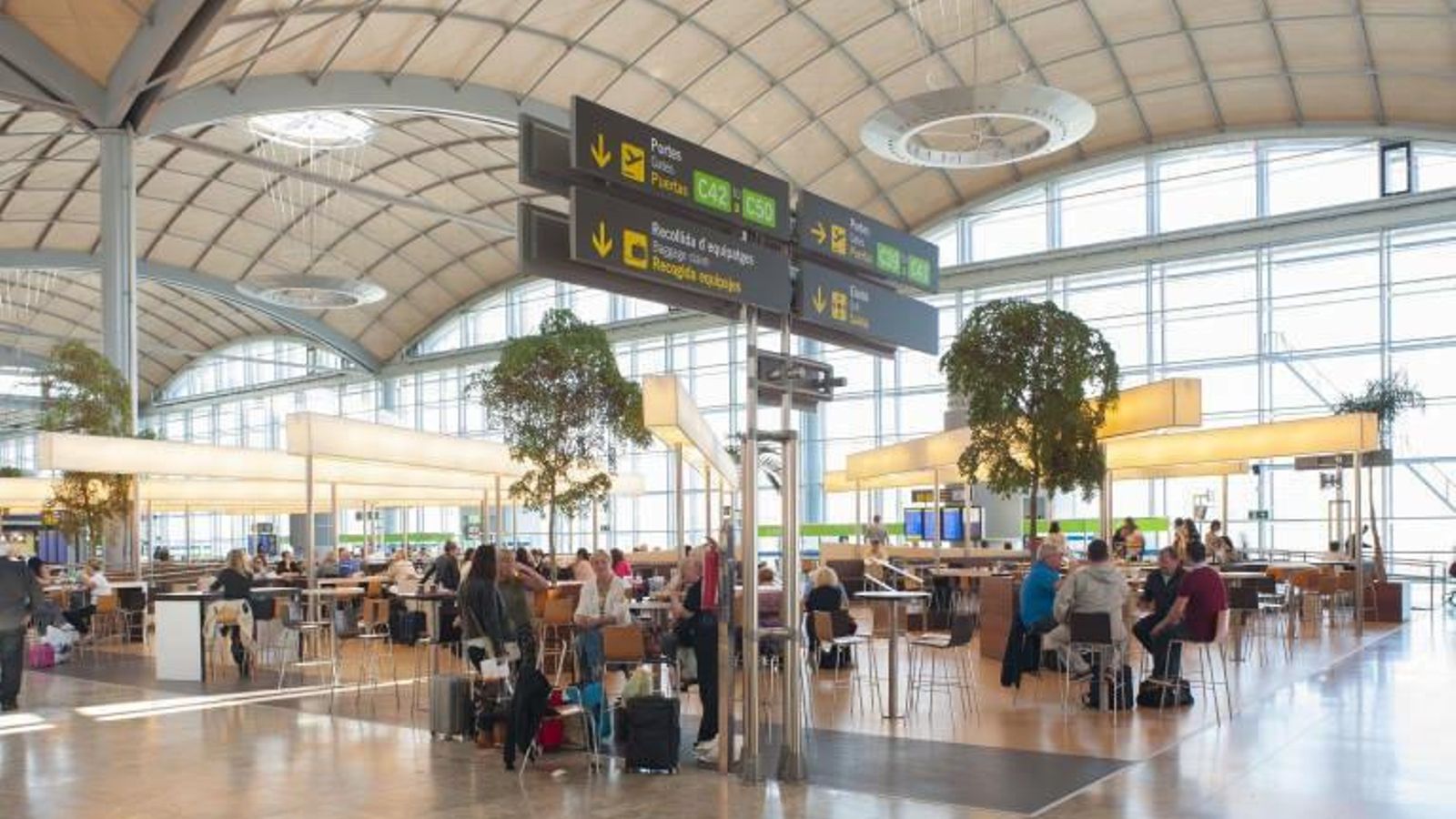 Passatgers a l'aeroport d'Alacant Passatgers a l'aeroport d'Alacant