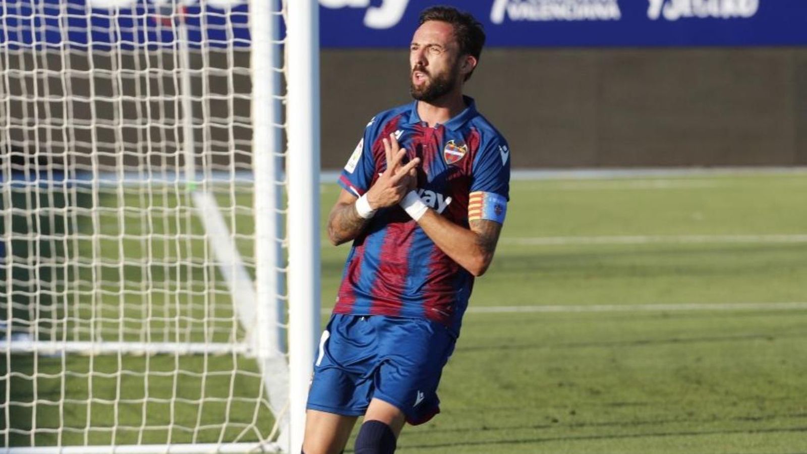 José Morales en una acció d'un partit