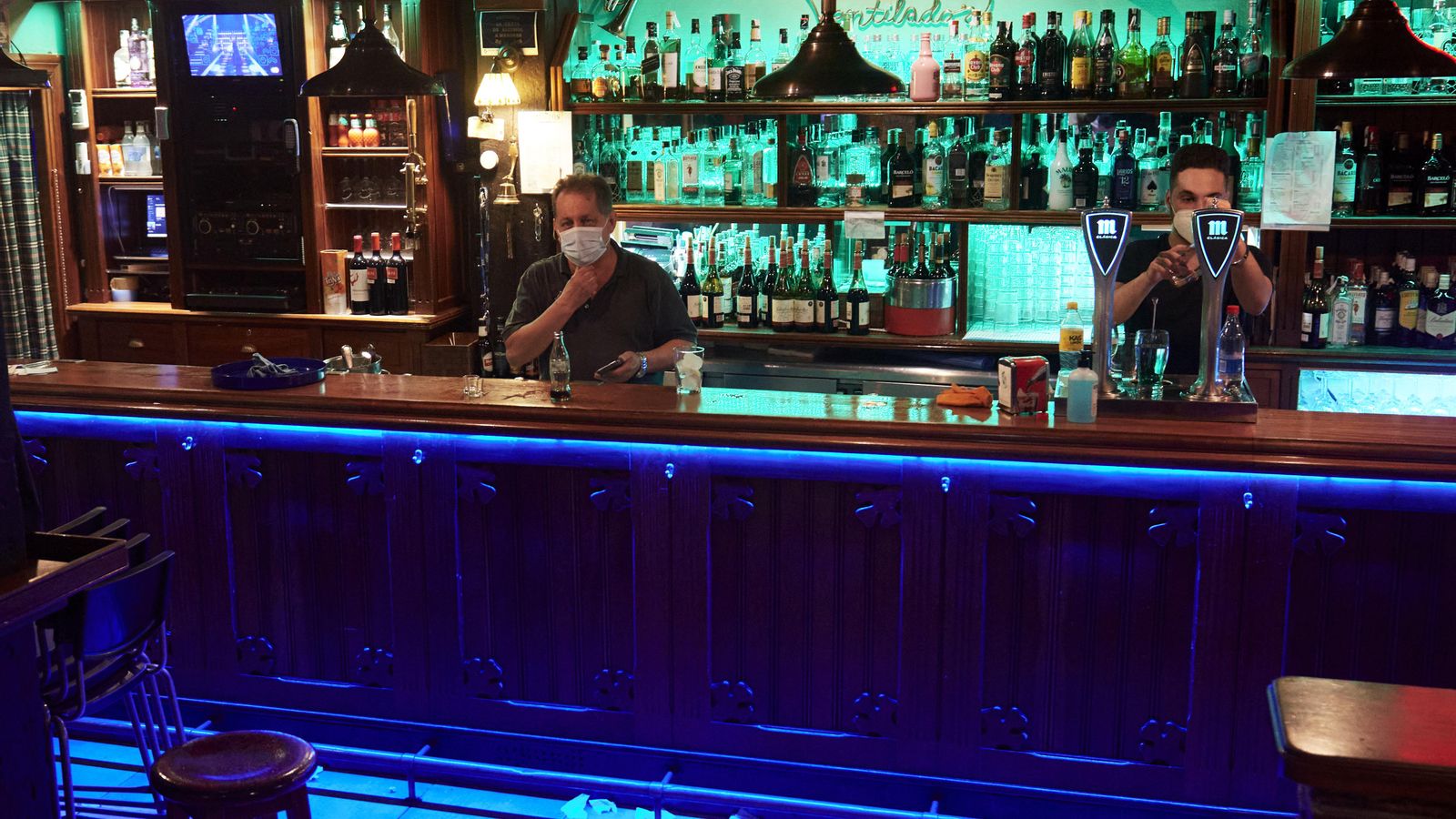 Dos treballadors d'un local d'oci nocturn, en una imatge d'arxiu